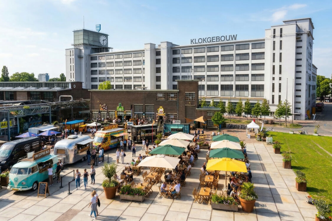 Klokgebouw op Strijp-S in Eindhoven met terras en bezoekers tijdens een zonnig paasweekend