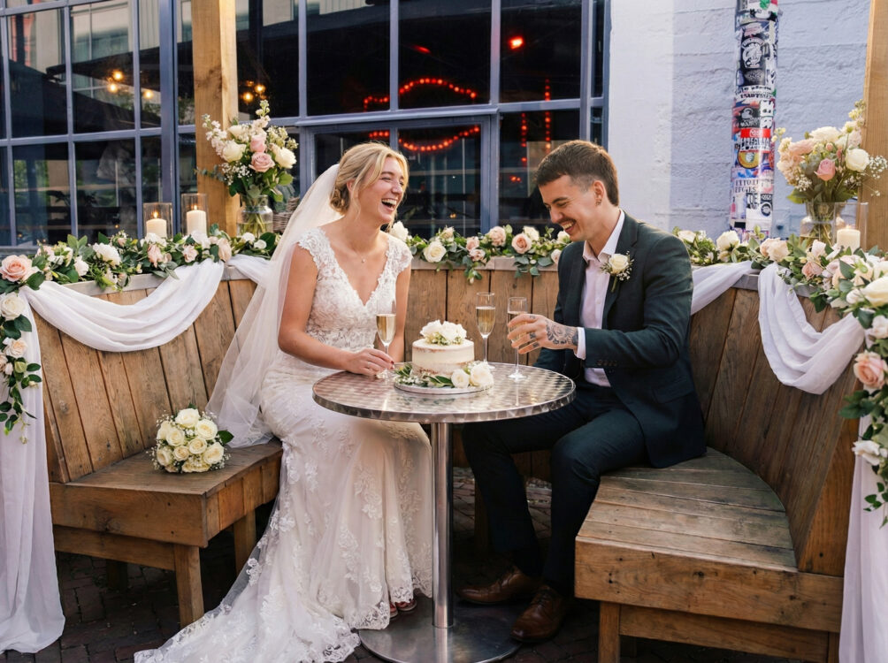 Bruidspaar viert hun bruiloft bij Blue Collar Café op Strijp-S in Eindhoven met champagne en trouwtaart